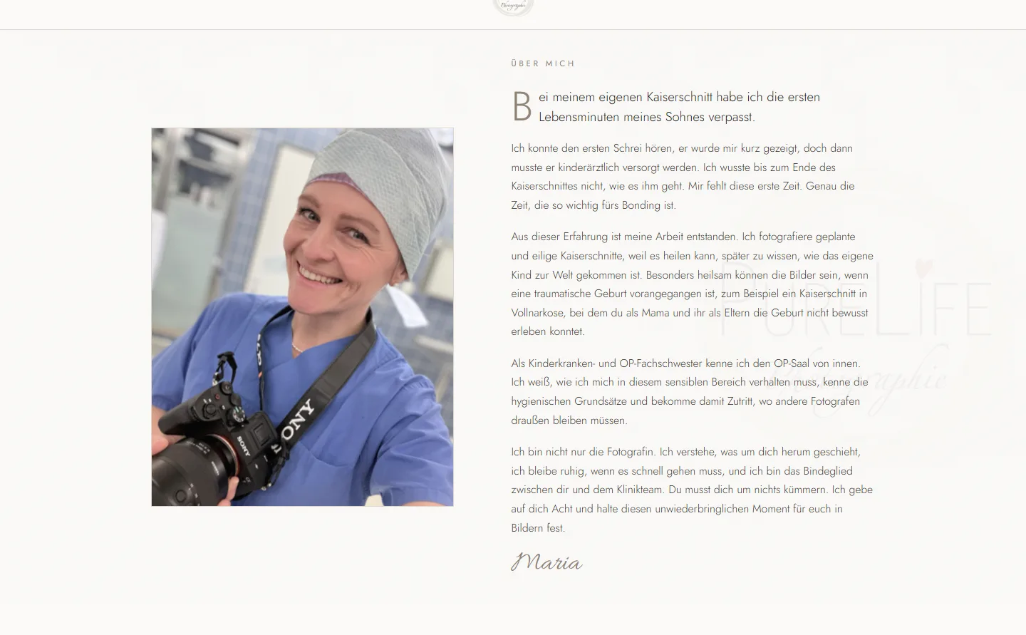 Über-mich-Bereich der Seite für PureLife Photographie: links das Porträt der Fotografin in OP-Kleidung mit ihrer Kamera, rechts ihre Geschichte